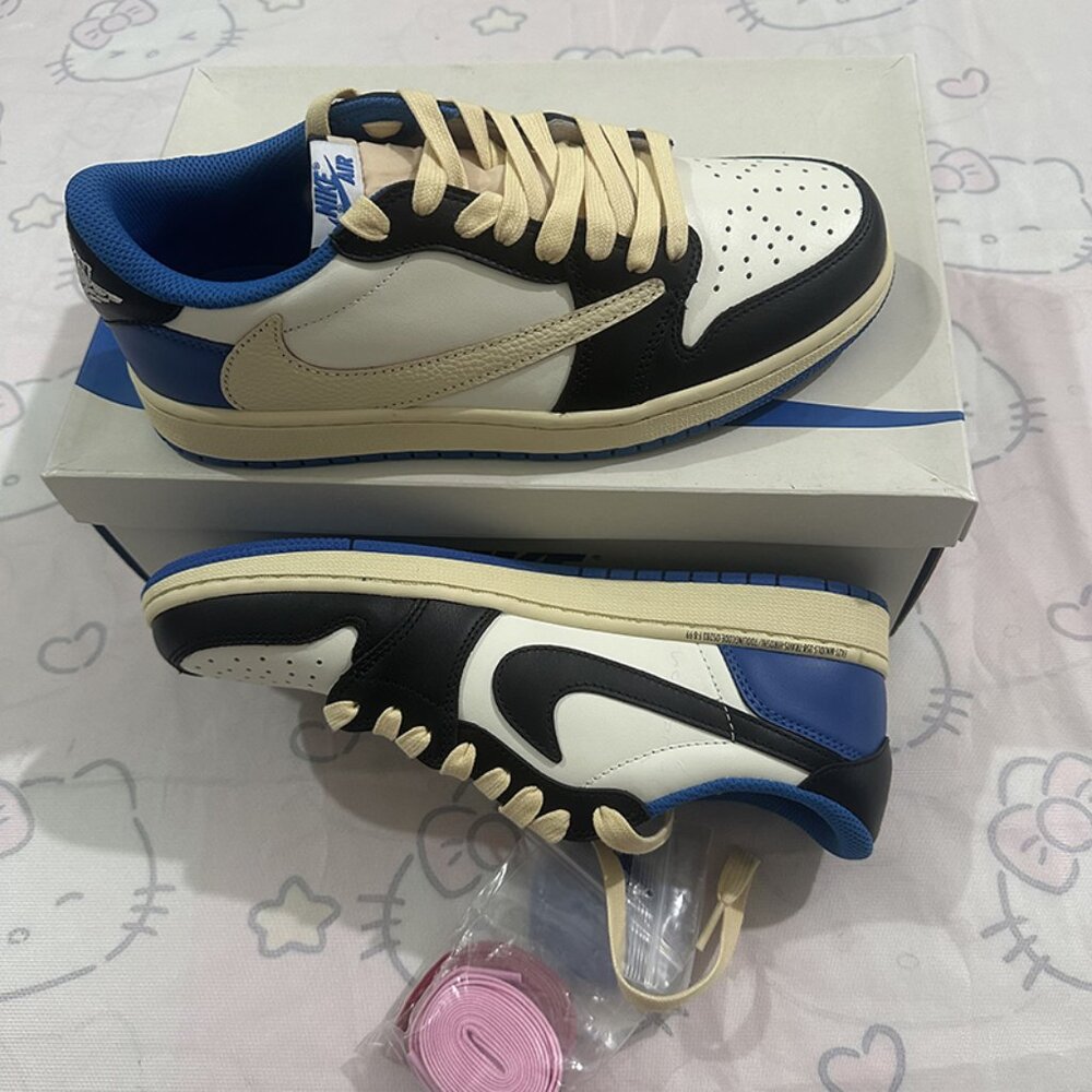 Nike Inverted Logo Low-Top Sneakers